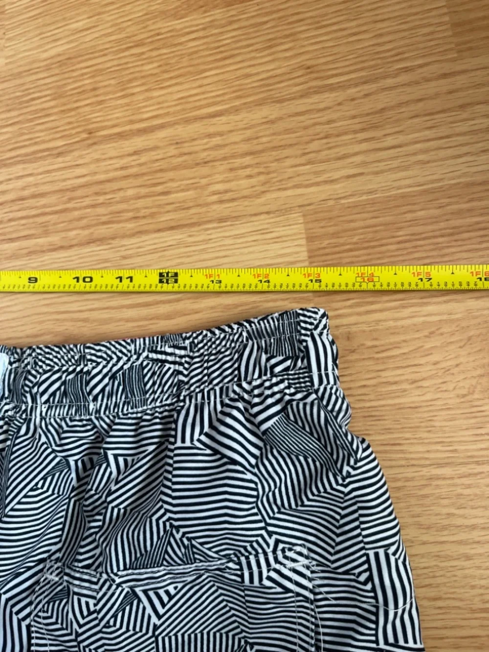 Spicy Tuna Men’s Black & White Retro 5” Inseam Lined Swim Trunks Size Large
